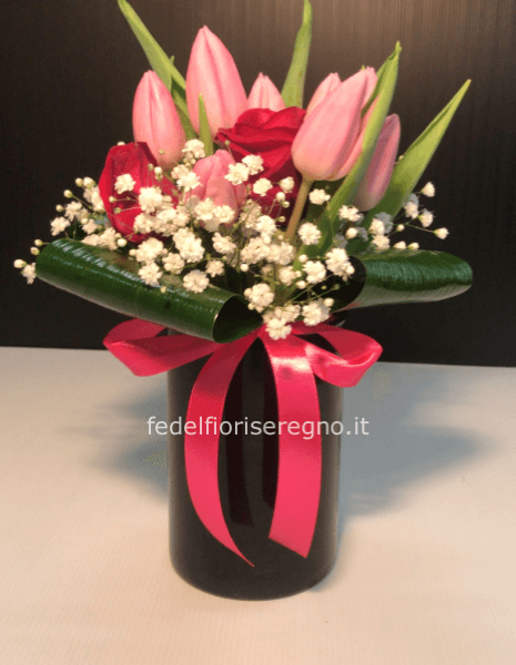 Composizione fiori rose e tulipani