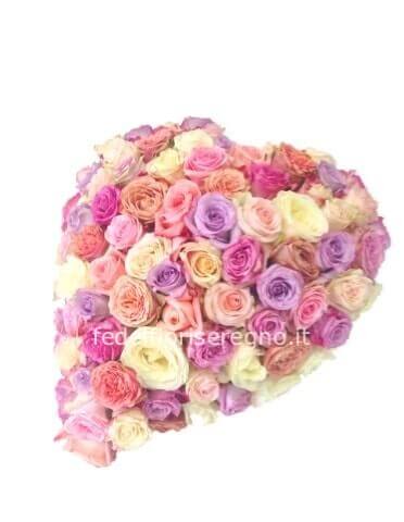Composizione cuore con contorno di rose diam. 25 cm